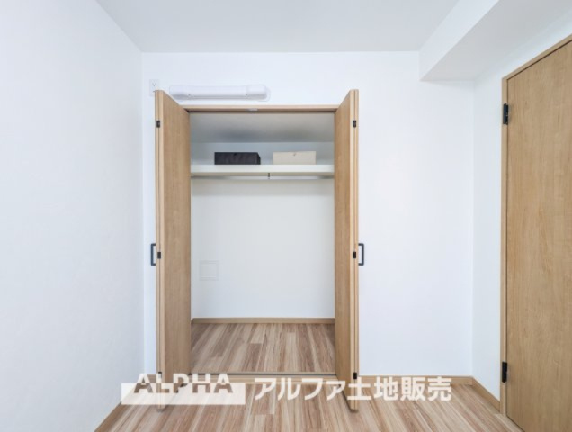 ジョイフル多摩センターの収納|【closet】
◆クロゼット◆各居室のクロゼットは大好きな服、大事なバッグやアクセサリー、そして大切な思い出の品々。そんなものを傍らにそっと置いておきたい場所です。