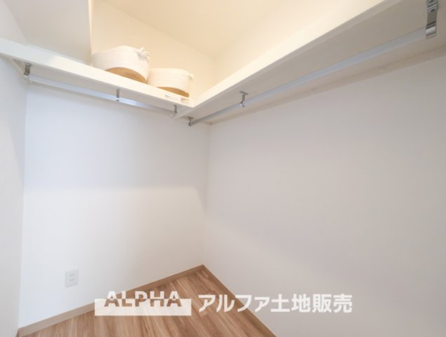 ジョイフル多摩センターの収納|【walk in closet】
◆ウォークイン・クローゼット◆大好きな服、大事なバッグやアクセサリー、そして大切な思い出の品々。そんなものを傍らにそっと置いておきたい。そんな時に重宝しますね