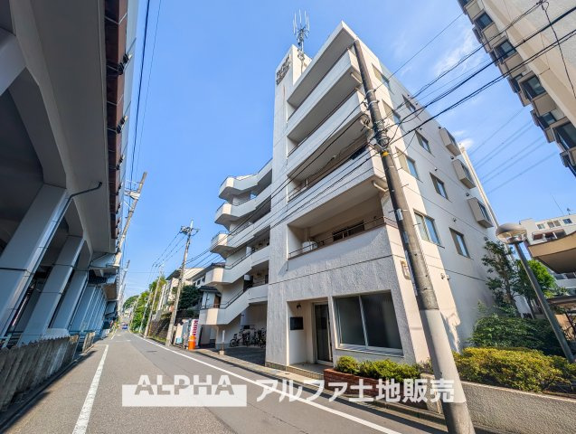 ジョイフル多摩センターの外観|【Welcome】
◆ウェルカム◆帰路につきタイルの上を歩き抜けるとそこには「ワイズユウラク立川弐番館」のエントランス。意匠性高くさり気なく気品ですら感じられる。これが「ワイズユウラク」のpride