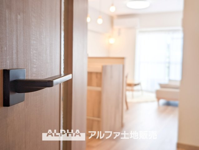 ジョイフル多摩センターの居間・リビング|【Living room】
◆時を忘れる場所◆ここにはみんなが集い、食事と楽しい会話が始まる。話に夢中になりすぎて、ついつい時を忘れ夜半過ぎになってしまう。そんな束の間の幸せを感じさせてくれる場所。