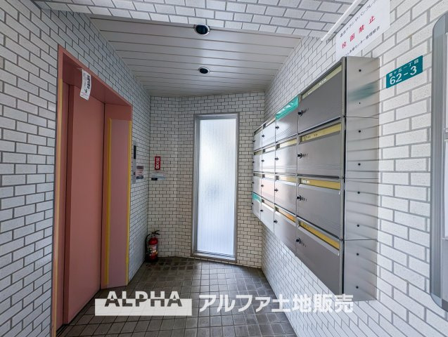 ジョイフル多摩センターのエントランス|【Entrance】
◆エントランス◆重厚なドアーとロックらタイルのエントランスが住まう人を迎えてくれる。扉を開けると温もりと幸せと楽しさいっぱいの我が家に帰る事が出来る安心感。