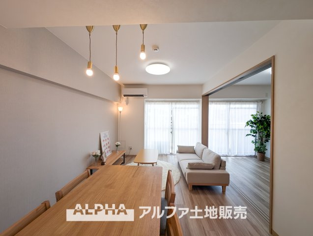 ジョイフル多摩センターの居間・リビング|【Space of cure】
◆癒しの空間◆室内構成に拘り採光とセンスを散りばめた空間。それは『柔らかさ』に似た素敵な居場所。そこに暮らす人のことを考えつくり出したものは『癒し』という心地よい居場所