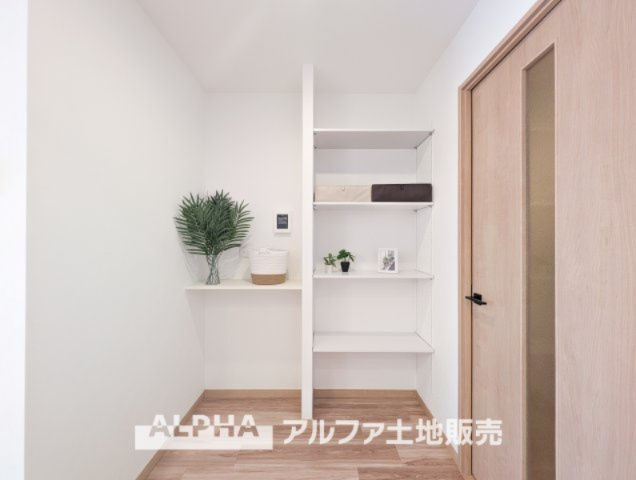 ジョイフル多摩センターのキッチン|【Food pantry】
◆フードパントリー◆食品ストックやビン・缶・ペットボトルなどの収納をするのに使い勝手の良い収納庫。