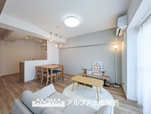 ジョイフル多摩センターの居間・リビング|【The situation】
◆シチュエーション◆リビングルームのドアを開くと、窓から飛び込むのは緑と光の風光明媚な景色。僕の目に映るは、ここで家族と会話をワイワイガヤガヤ楽しんでいる様子。