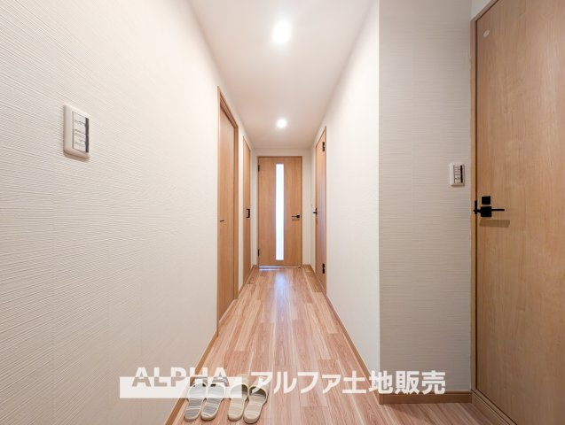 ジョイフル多摩センターの玄関|【Entrance】
◆玄関◆大きな姿見は「行ってきます」の気を引き締め、大きなシューズクロークはお気に入りの1足をしまう大切な場所。ダウンライトにまばゆく照らされた大きく開放的なエントランス。