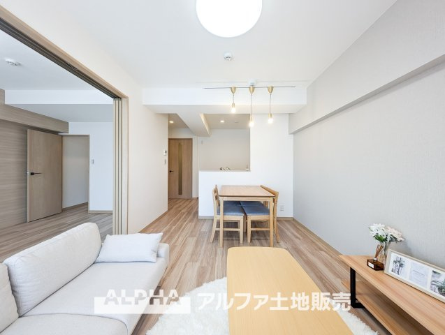 ジョイフル多摩センターの居間・リビング|【Livingroom】
◆爽やかな空間◆窓をあけるとリビングに通り抜ける清々しく心地よい冷涼なそよ風がこの空間を涼しくしてくれる。風通しの良さは人にとっても家にとっても健康的で気持ちいいものです。