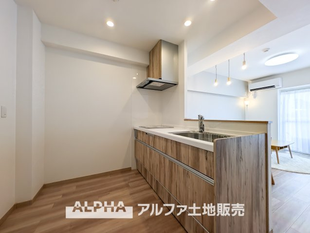 ジョイフル多摩センターのキッチン|【Happy circle Kitchen】
◆団欒キッチン◆対面のキッチンからは家族の団欒が飛び交い明るい陽射しを浴びながらの朝食はまるでドラマのワンシーンみたい。