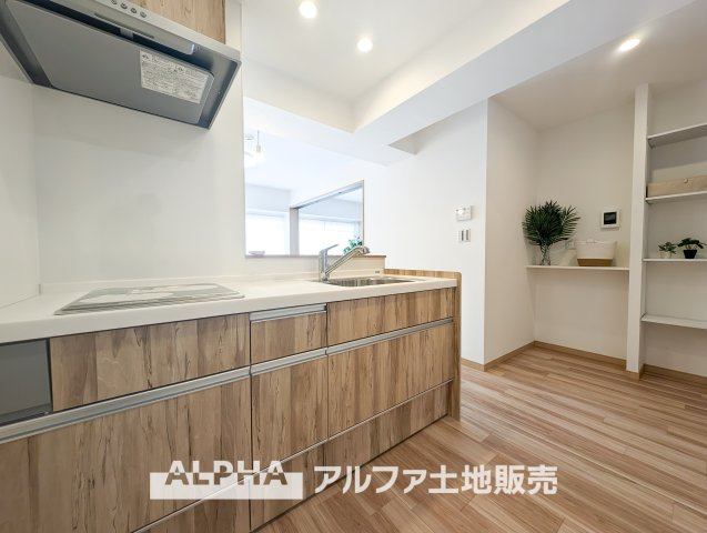 ジョイフル多摩センターのキッチン|【Kitchen counter】
◆カウンターテーブル◆友達を呼んでちょっとしたホームパーティーをする時、作りたての料理を出したい。そんな時カウンターに料理をのせ一緒手伝ってもらう時間も楽しい。