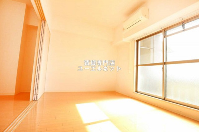 【寝室】 | レフィーナカルム江坂 | 明るく開放感のある居室で、自分だけのくつろぎ空間を。