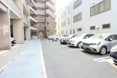 【駐車場】 | レフィーナカルム江坂 | 敷地内駐車場あり◎