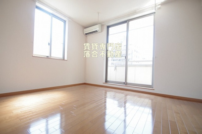 【洋室】 | インパレス | 落ち着いた色調の洋室