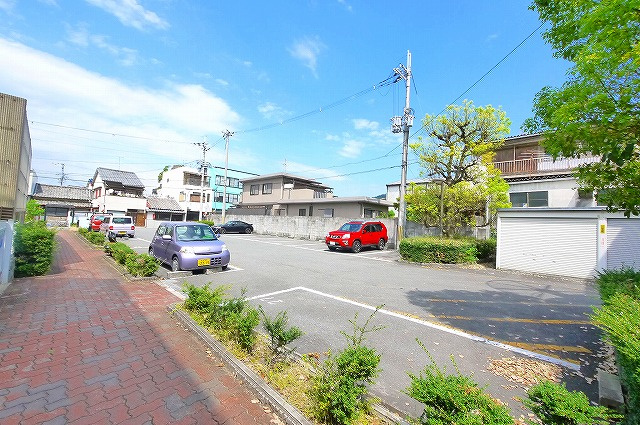 メゾン若草の駐車場|ゆったりとした玄関です