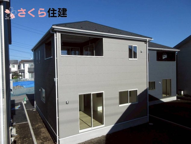 鹿沼市緑町第5　2号棟の前面道路含む現地写真|駐車場は並列で2台駐車が可能です◎