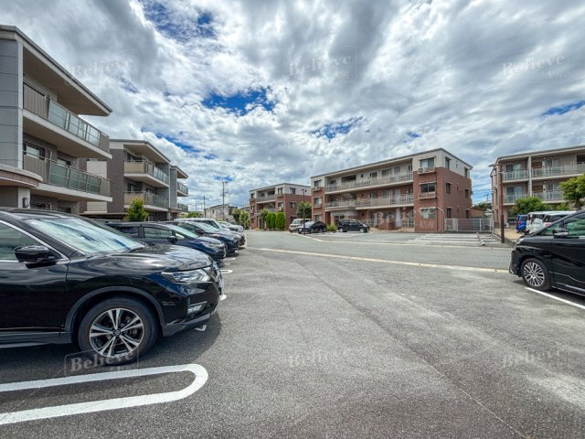 ラフィーネの駐車場|駐車スペースもあります♪