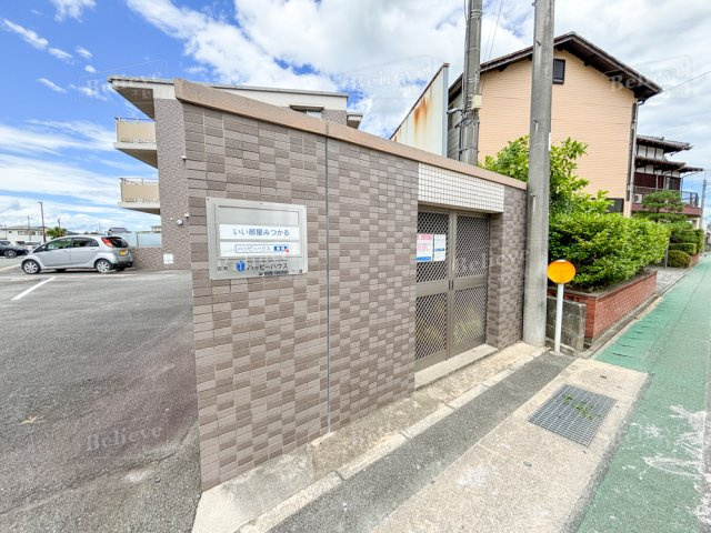 ラフィーネのエントランス|便利な敷地内ゴミ置き場もあります☆