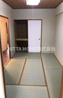 アマデウスⅶの和室|和室は６帖でリビングと隣接しています＊