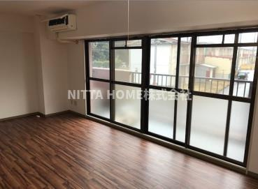 アマデウスⅶの居間・リビング|１３．７帖のリビングルームにワイドなバルコニー付き＊