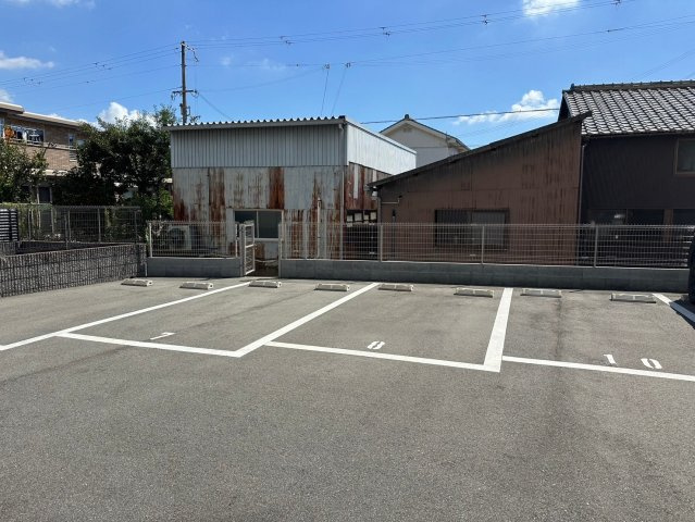 クリスタルハイツ土山の駐車場