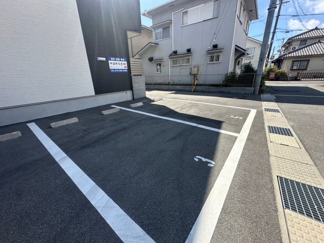 クリスタルハイツ土山の駐車場