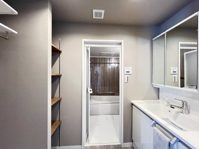 ウィルコート八木の洗面所|洗面と一緒に収納があります