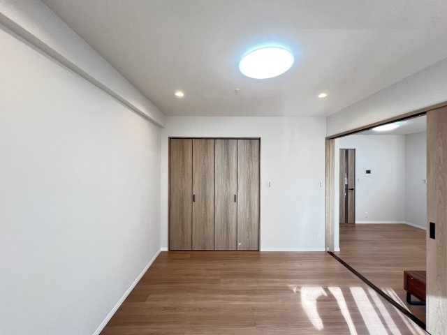 ウィルコート八木の洋室|リビング横の洋室6.6帖です