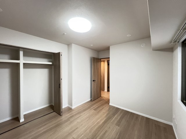 ウィルコート八木の洋室|寝室7.2帖です　クローゼット付き