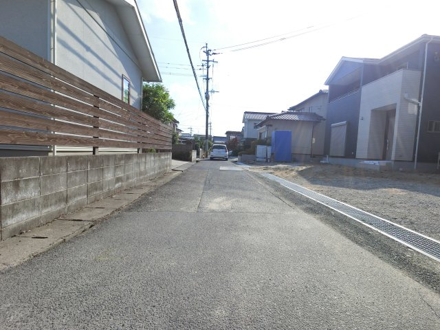 佐賀市多布施3丁目3期 1号棟の前面道路含む現地写真