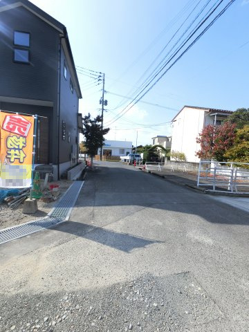 佐賀市多布施3丁目3期 1号棟の前面道路含む現地写真