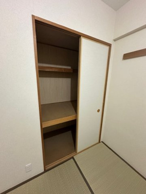 【収納】 | 藤和シティホームズ吹田駅前 | 和室4.5帖の押入。来客用の寝具や座布団の収納にもピッタリ。お子様のおもちゃなどの収納にも便利ですね！
