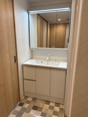 【独立洗面台】 | 藤和シティホームズ吹田駅前 | 鏡裏やボウル下に収納のある三面鏡付き洗面化粧台を設置！毎日使う歯ブラシやメイク道具など、生活感の出るアイテムがスッキリ収まります。