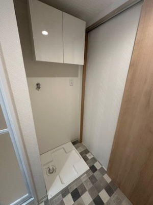 【内装】 | 藤和シティホームズ吹田駅前 | 室内に洗濯機置き場を設置。天候を気にせず洗濯ができます！上部には収納棚付きで、洗濯洗剤などが片付けられます。