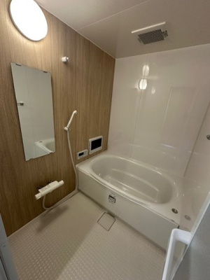 【浴室】 | 藤和シティホームズ吹田駅前 | 足を伸ばしてゆったりと湯船に浸かれる広々バスルーム。ボタン一つでお湯はりや追い焚きもOK！帰宅時間がバラバラのご家族でも入浴できます。