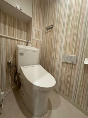 【トイレ】 | 藤和シティホームズ吹田駅前 | カバーなしでも便座はポカポカな温水洗浄便座付トイレ。汚れてもサッと一拭きで綺麗に！お掃除簡単で衛生的です。