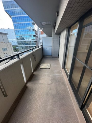 【バルコニー】 | 藤和シティホームズ吹田駅前 | 洗濯物も乾かせる物干し金物付きの南向きバルコニー。陽当たり良好で大きなお布団もホカホカに乾かせますね！