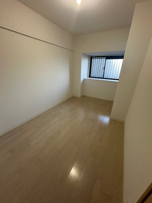 【洋室】 | 藤和シティホームズ吹田駅前 | 洋室6.3帖。大型ベッドも設置可能でご夫婦の寝室にもオススメ！大きなベッドでご家族一緒にお休みになれます。