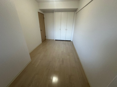 【洋室】 | 藤和シティホームズ吹田駅前 | 洋室6.3帖。フローリング仕様のお部屋はお掃除もラクラク！家具の移動もしやすく模様替えも気軽に楽しめそうですね。