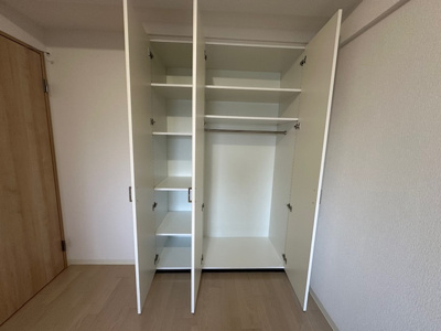 【収納】 | 藤和シティホームズ吹田駅前 | 洋室6.3帖のクローゼット。全居室に収納スペースを設けました！お部屋が片付き、居住空間を有効的にご活用いただけます。
