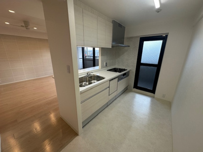 【キッチン】 | 藤和シティホームズ吹田駅前 | 南向きバルコニーへ出入り可能な勝手口付き。調理中の換気もスムーズに行えます。窓から採光も取り込め明るいキッチンです。