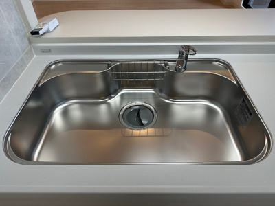 【キッチン】 | 藤和シティホームズ吹田駅前 | 大きなお鍋やフライパンも楽に洗える広々シンク。ご家族並んで作業ができ、お子様もお手伝いしやすそうですね。