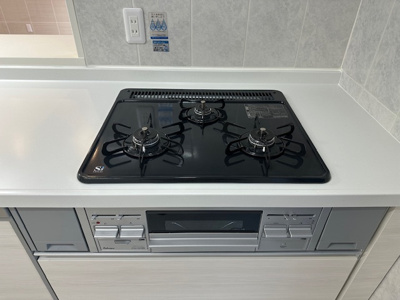 【キッチン】 | 藤和シティホームズ吹田駅前 | 三口タイプのガスコンロを搭載。複数品同時調理も可能で、毎日の調理もサクサク捗ります。グリル付きで焼き魚も楽しめます。