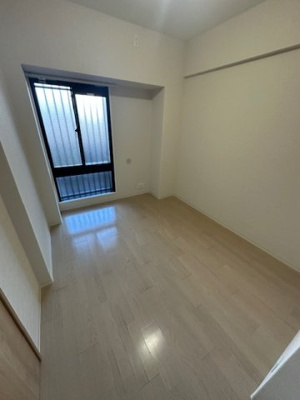 【洋室】 | 藤和シティホームズ吹田駅前 | 北向きの窓からやわらかな光が入る洋室5帖。優しい日差しの中、お仕事やお勉強、趣味の作業なども捗りそうですね！