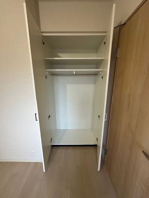 【収納】 | 藤和シティホームズ吹田駅前 | 洋室5帖のクローゼット。棚板やハンガーパイプ付き！衣類と鞄などの小物類を区別して、整理整頓しやすい収納スペースです。