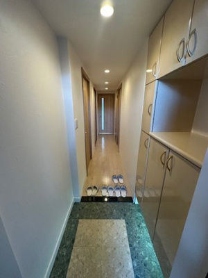 【玄関】 | 藤和シティホームズ吹田駅前 | 木のぬくもりと白を基調とした明るい空間。シューズボックスにはお花や写真などを飾って楽しめるスペースもあり！