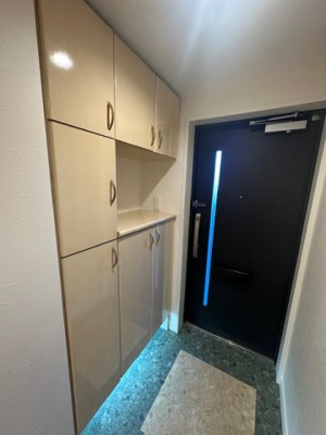 【玄関】 | 藤和シティホームズ吹田駅前 | 脱いだ靴をすぐに片付けられるシューズボックス付き！※掲載中の写真は広角レンズで撮影のため、実際の見え方とは異なります。