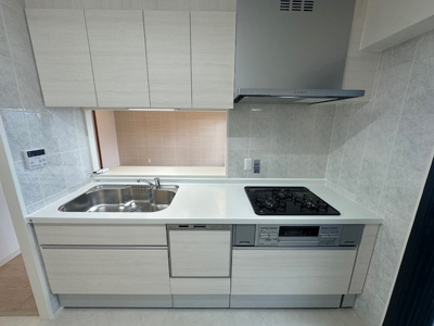 【キッチン】 | 藤和シティホームズ吹田駅前 | 対面式のキッチンには吊戸棚やスライド式収納付き！収納豊富なキッチンは作業スペースを広くお使いいただけます。