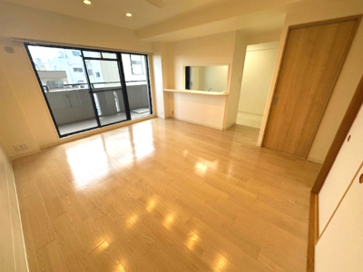 【居間・リビング】 | 藤和シティホームズ吹田駅前 | 南面の大きな掃き出し窓からたっぷりと採光を取り込めるLDK。明るく開放的な空間で、家族団らんのひと時をお過ごしください！