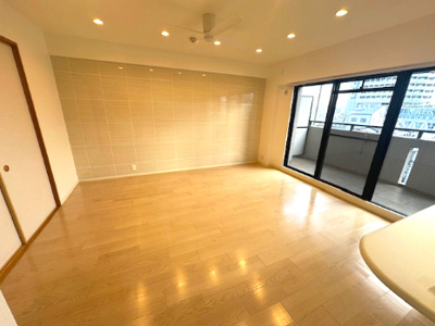 【居間・リビング】 | 藤和シティホームズ吹田駅前 | LDKの壁一面はタイル仕上げ！ワンランク上のリビングスペースを演出。内覧・お問い合わせはお気軽にどうぞ。