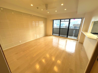 【居間・リビング】 | 藤和シティホームズ吹田駅前 | 木目調のフローリングが、柔らかな印象を与えてくれています。ご家族が自然と集まりたくなる快適な憩いの空間です！