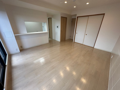 【居間・リビング】 | 藤和シティホームズ吹田駅前 | キッチンにはお料理の配膳や片付けにも便利なカウンター付き！椅子を置いてティータイムなども楽しめます。