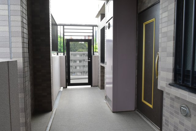 多摩市貝取１丁目の中古マンションの玄関